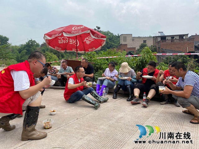 洪水退我们不退！泸县太伏镇党员干部全力开展灾后清淤工作(图4)