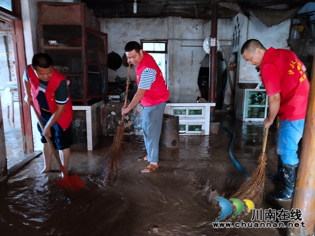 洪水退我们不退！泸县太伏镇党员干部全力开展灾后清淤工作(图2)