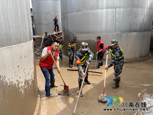 洪水退我们不退！泸县太伏镇党员干部全力开展灾后清淤工作(图5)