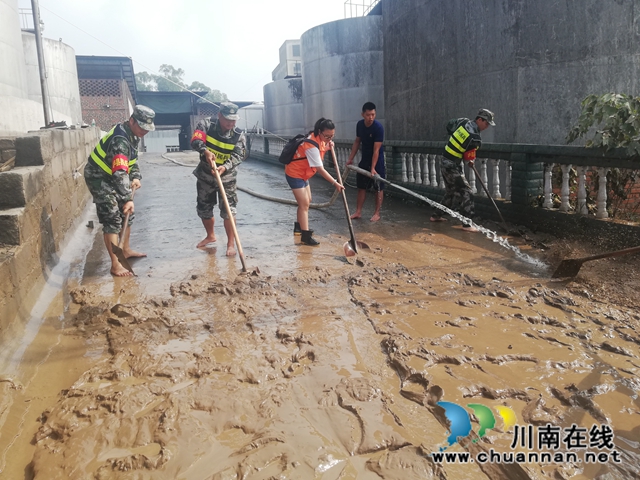 洪水退我们不退！泸县太伏镇党员干部全力开展灾后清淤工作(图12)