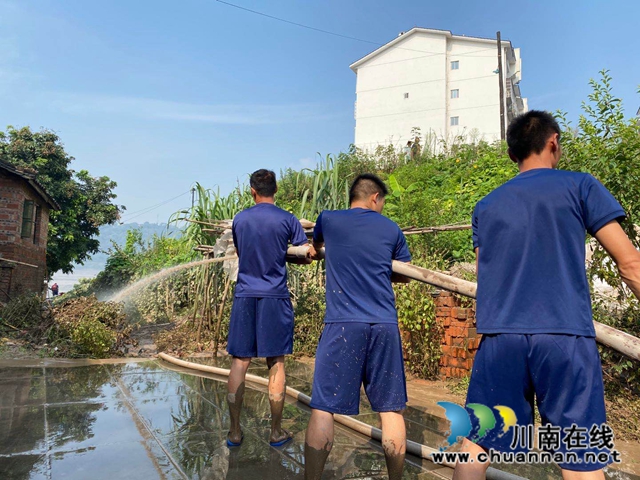 洪水退我们不退！泸县太伏镇党员干部全力开展灾后清淤工作(图13)