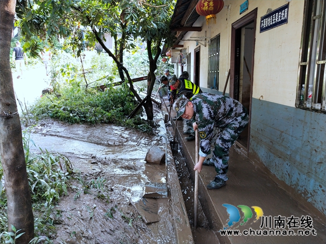 洪水退我们不退！泸县太伏镇党员干部全力开展灾后清淤工作(图18)