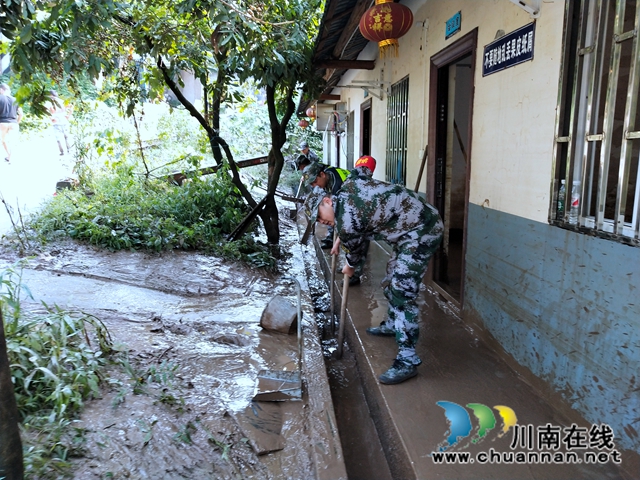 洪水退我们不退！泸县太伏镇党员干部全力开展灾后清淤工作(图17)