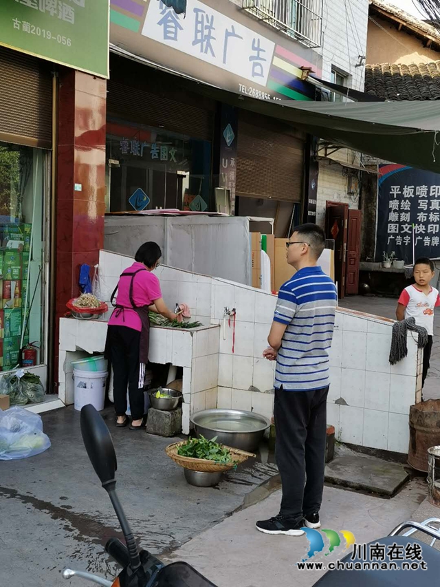 古蔺县检察院到包保区域开展“文明餐桌”宣传活动(图1)