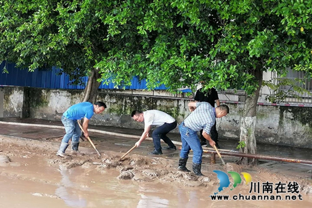 合江县司法局：党员干部众志成城抗洪抢险(图1)