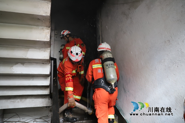 蓝朋友感谢蓝朋友！贵州消防​驰援泸州清淤顺带灭火(图2)