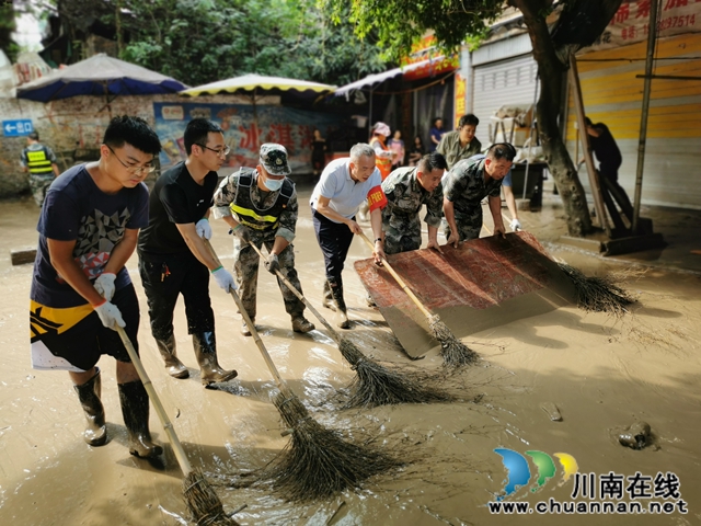 龙马潭区小市街道防汛：风雨同行，暖心你我(图1)