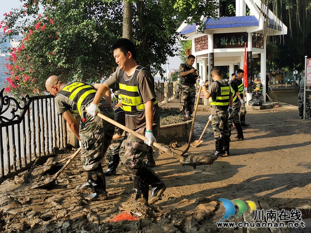 龙马潭区红星街道民兵应急排马不停蹄奔赴小市街道清淤(图2)