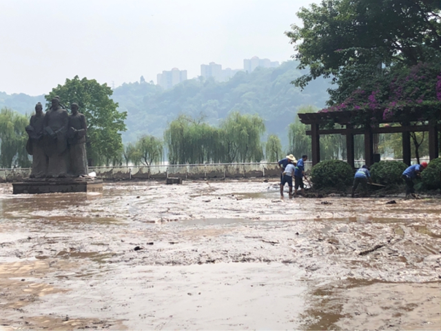 泸州市江阳区新联会会员慰问一线清淤志愿者