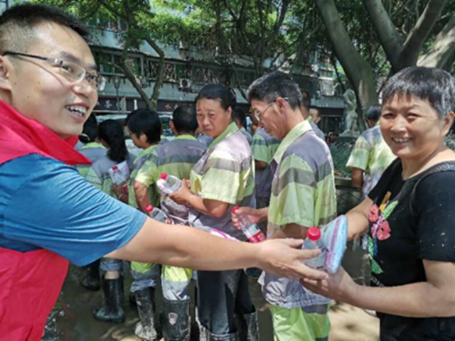 泸州市江阳区新联会会员慰问一线清淤志愿者(图3)