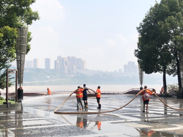 泸州市江阳区新联会会员慰问一线清淤志愿者(图9)