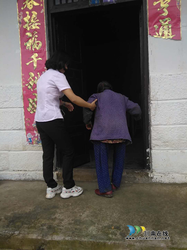 内江经开区靖民镇凉风社区：当好“守护天使”，格格走访慰问独居老人