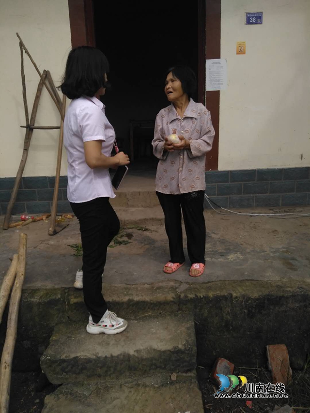 内江经开区靖民镇凉风社区：当好“守护天使”，格格走访慰问独居老人(图2)