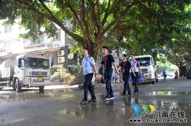 泸州：清淤守卡点  有我警盾抗洪抢险！(图14)