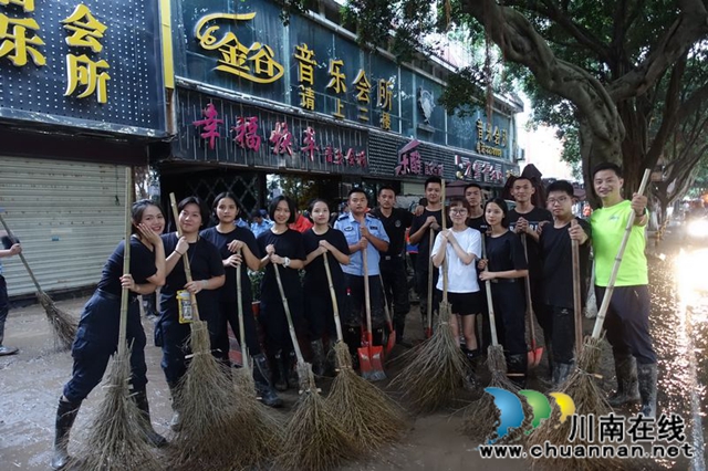 泸州：清淤守卡点  有我警盾抗洪抢险！(图7)