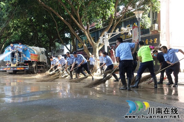 泸州：清淤守卡点  有我警盾抗洪抢险！(图8)