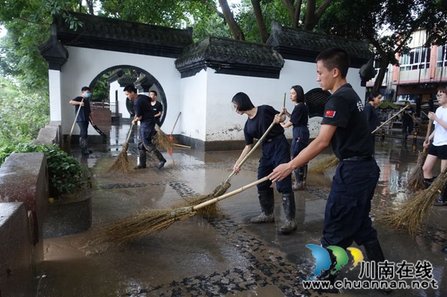 泸州：清淤守卡点  有我警盾抗洪抢险！(图4)