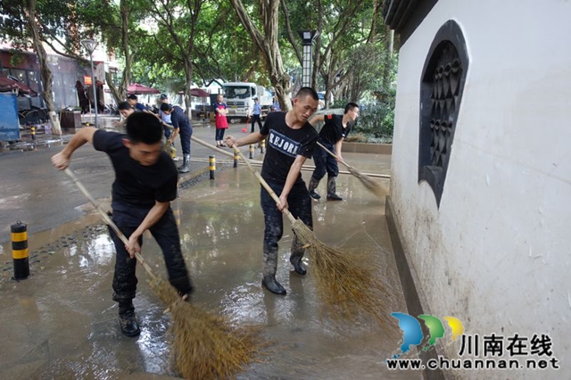 泸州：清淤守卡点  有我警盾抗洪抢险！(图3)