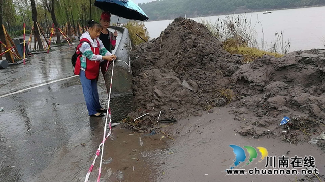江阳区大山坪街道山岩脑社区：洪退人进，助力复工