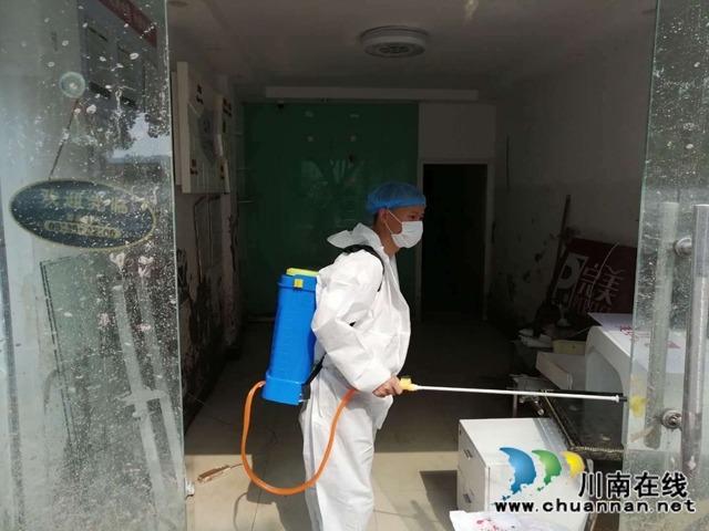 江阳区大山坪街道山岩脑社区：洪退人进，助力复工(图3)