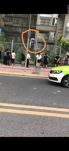 内江：家中失火困住母亲与婴儿，几位青年爬楼撬栏救人