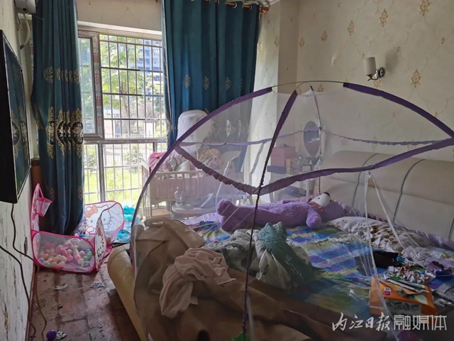 内江：家中失火困住母亲与婴儿，几位青年爬楼撬栏救人(图2)