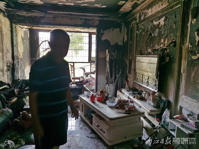 内江：家中失火困住母亲与婴儿，几位青年爬楼撬栏救人(图3)