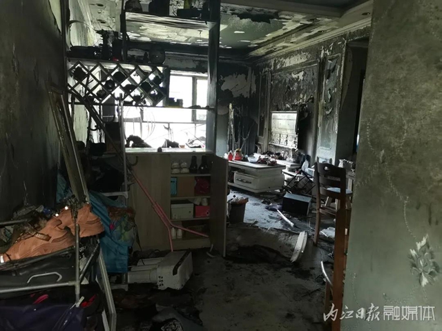 内江：家中失火困住母亲与婴儿，几位青年爬楼撬栏救人(图5)