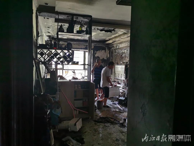 内江：家中失火困住母亲与婴儿，几位青年爬楼撬栏救人(图6)