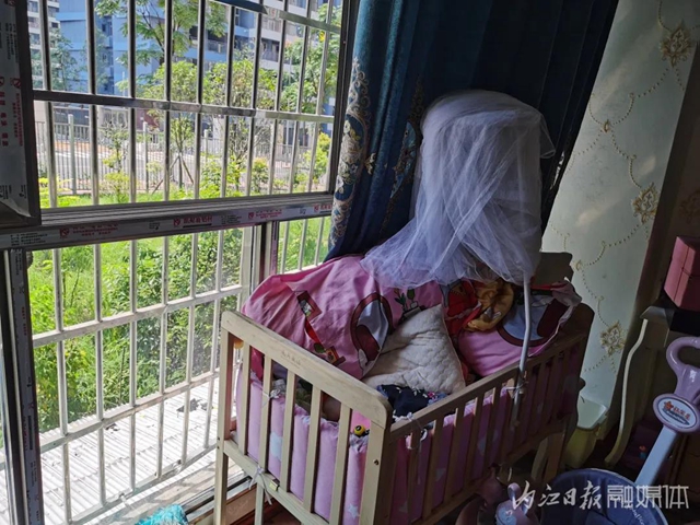 内江：家中失火困住母亲与婴儿，几位青年爬楼撬栏救人(图8)