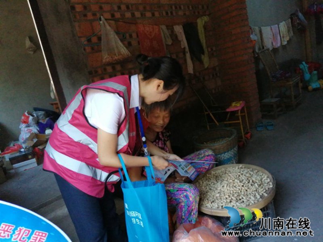 内江经开区靖民镇沱江社区：禁毒入户，平安你我他！(图2)