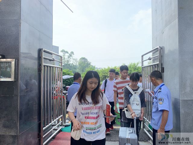 泸县建校2020级新生报到工作圆满结束(图3)