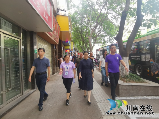 周岚到龙马潭区小市街道包保社区参加文明城市迎检工作(图3)