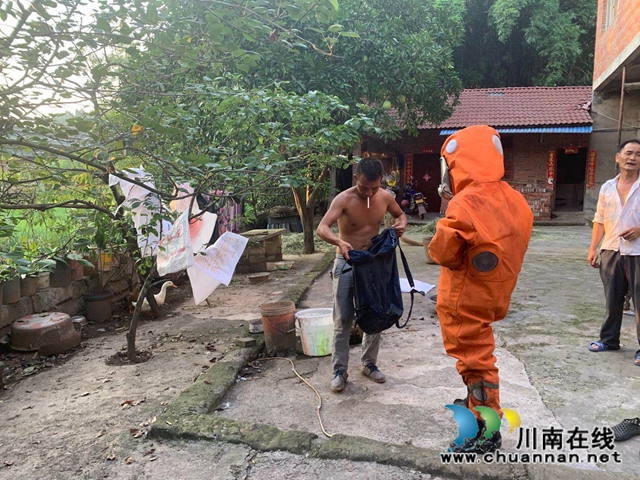 内江经开区靖民镇凉风社区：辖区巡有马蜂窝，格格积极消隐患(图2)