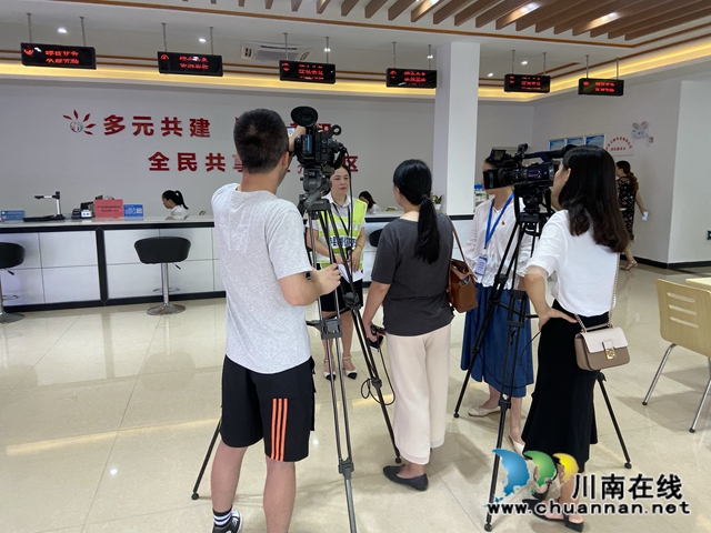 泸州市广播电视台到泸县玉蟾街道进行专题采访