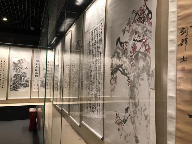 “磅礴乌蒙•奔康圆梦”云贵川三省五市州书画摄影联展在泸州举行(图3)