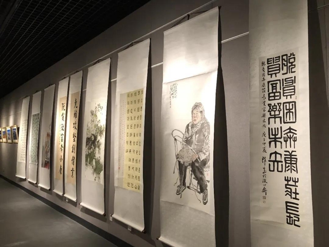 “磅礴乌蒙•奔康圆梦”云贵川三省五市州书画摄影联展在泸州举行(图2)