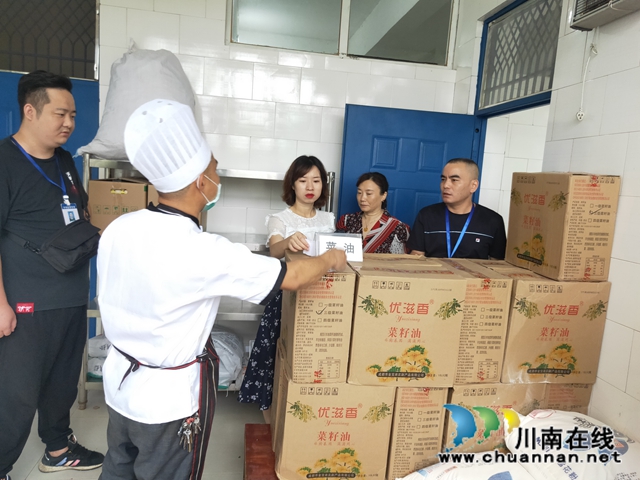龙马潭区小市市场监管所对学校食堂及校园周边进行专项检查(图2)