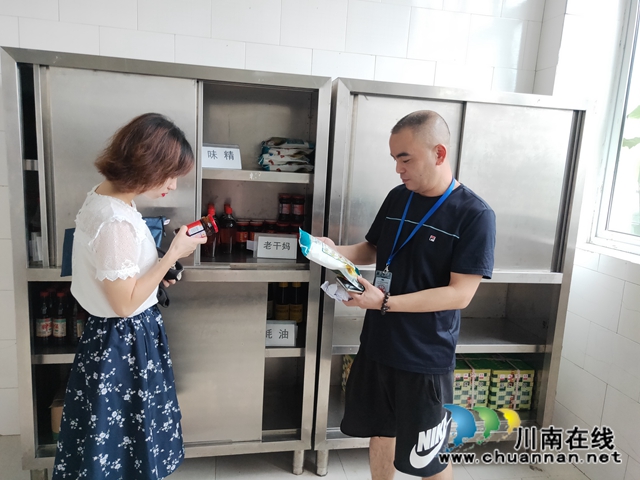 龙马潭区小市市场监管所对学校食堂及校园周边进行专项检查(图3)