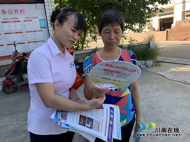 内江经开区靖民镇凉风社区：网格员进村入户开展“有黑扫黑，无黑除恶，无恶治乱”宣传活动