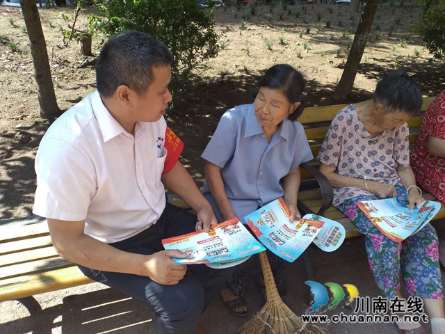 内江经开区靖民镇双雁社区：扫黑除恶收官战役，网格员忙宣传