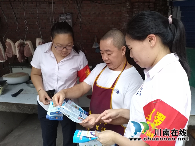 内江经开区靖民镇双雁社区积极开展“食品安全 人人有责”宣传活动