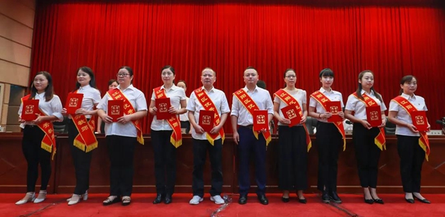 全区表扬！江阳表彰了一批优秀“园丁”，有你的恩师吗？(图6)