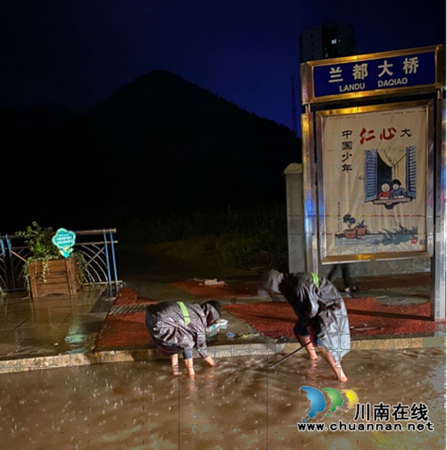 古蔺城管人积极应对强降雨天气