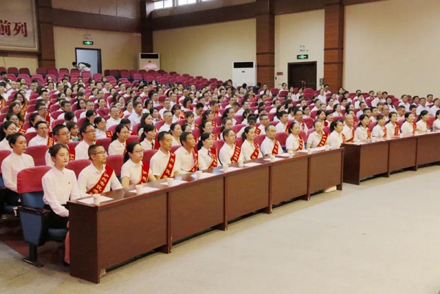 致敬！龙马潭区召开庆祝第36个教师节暨全区教育工作大会(图2)