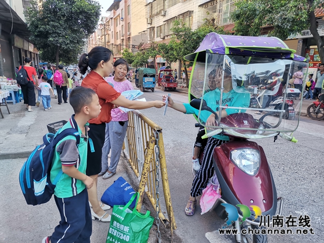 泸县立石镇到校园周边开展普法宣传活动(图2)