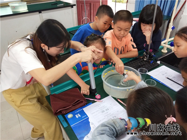 叙永东大街小学：开展见面课活动    促进新教师成长(图2)