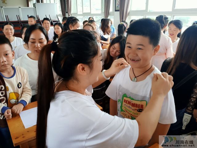 叙永县东大街小学举行“开笔启蒙 立德立人”新生开笔礼仪式