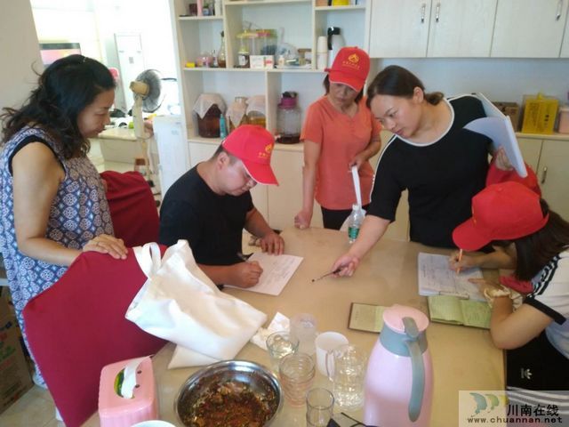 内江经开区靖民镇双雁社区开展人口普查摸底入户工作(图2)