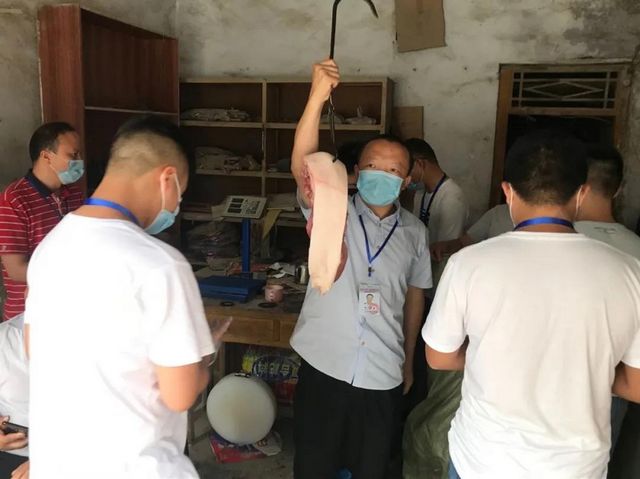 1500余斤!宜宾集中销毁一批未经检疫和检验猪肉(图3) 1500余斤!宜宾集中销毁一批未经检疫和检验猪肉(图3)